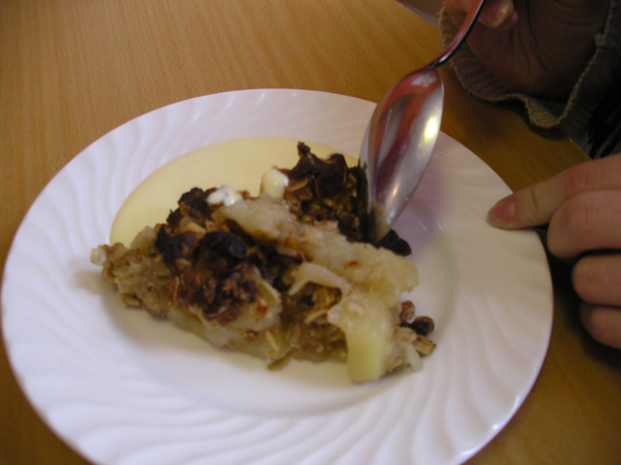 Noen spiser kake.