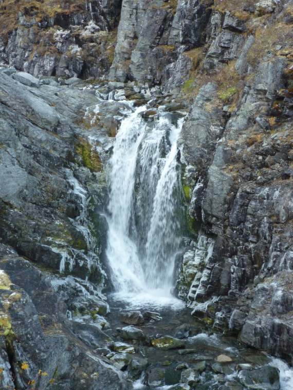 Foto av en foss.