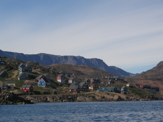 Foto av bygd i nær havet.