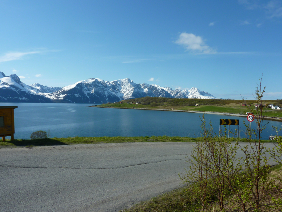 Bilde av en bygd ved kysten.